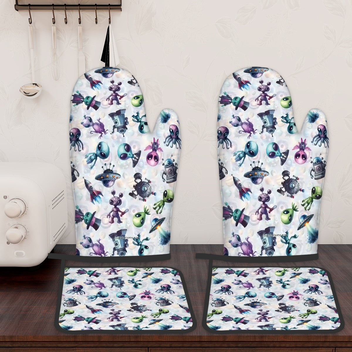 6 Alien Designs, 4 Piece Oven Mitts / Pot Holder Sets